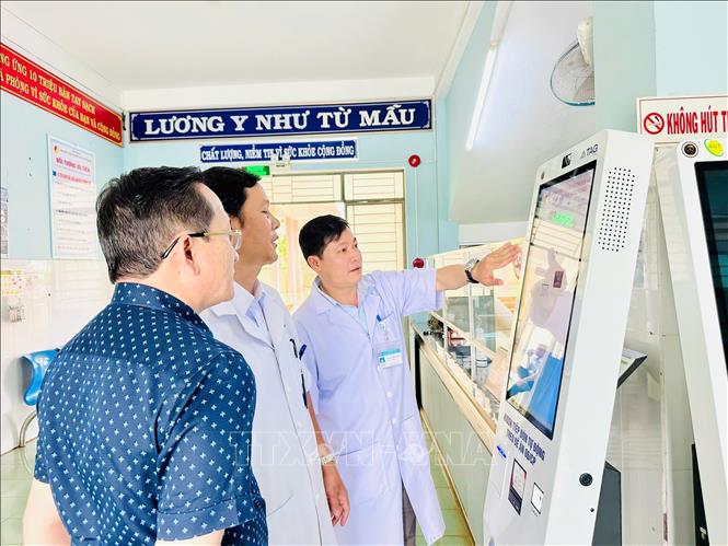 Cán bộ y tế hướng dẫn vận hành ki-ốt thông minh tại Cơ sở y tế.