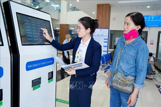 Những ki- ốt thông minh được đặt tại các cơ sở khám chữa bệnh hỗ trợ đắc lực cho cán bộ, nhân viên y tế Bệnh viện Hùng Vương Gia Lai trong công tác phục vụ, chăm sóc người dân đến khám- chữa bệnh.