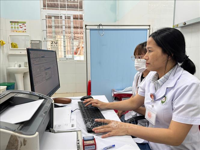 Nhân viên y tế thao tác nhập liệu bệnh án điện tử một cách nhanh chóng nhờ ứng dụng bệnh án điện tử, ki- ốt thông minh.