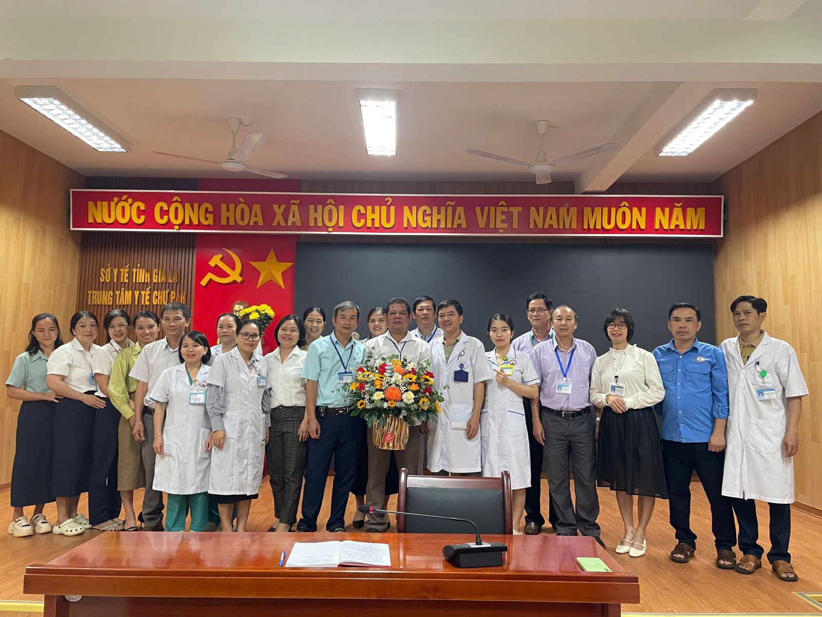 Tập thể viên chức đang công tác tại Trung tâm Y tế chúc mừng BS CKI Đinh Nhật Giao nhận vị trí công tác mới.