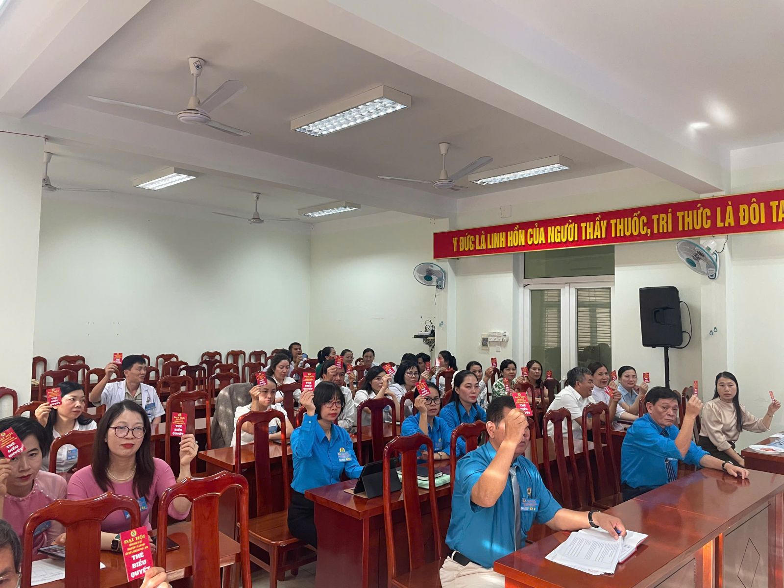 Đại hội giơ thẻ biểu quyết các nội dung trong đại hội.