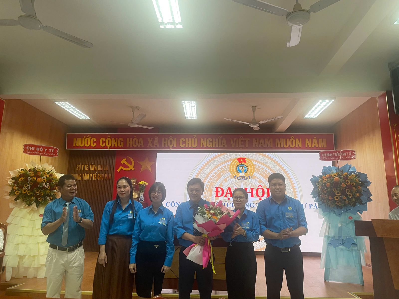 Ban chấp hành nhiệm kỳ 2025-2030 ra mắt nhận nhiệm vụ.