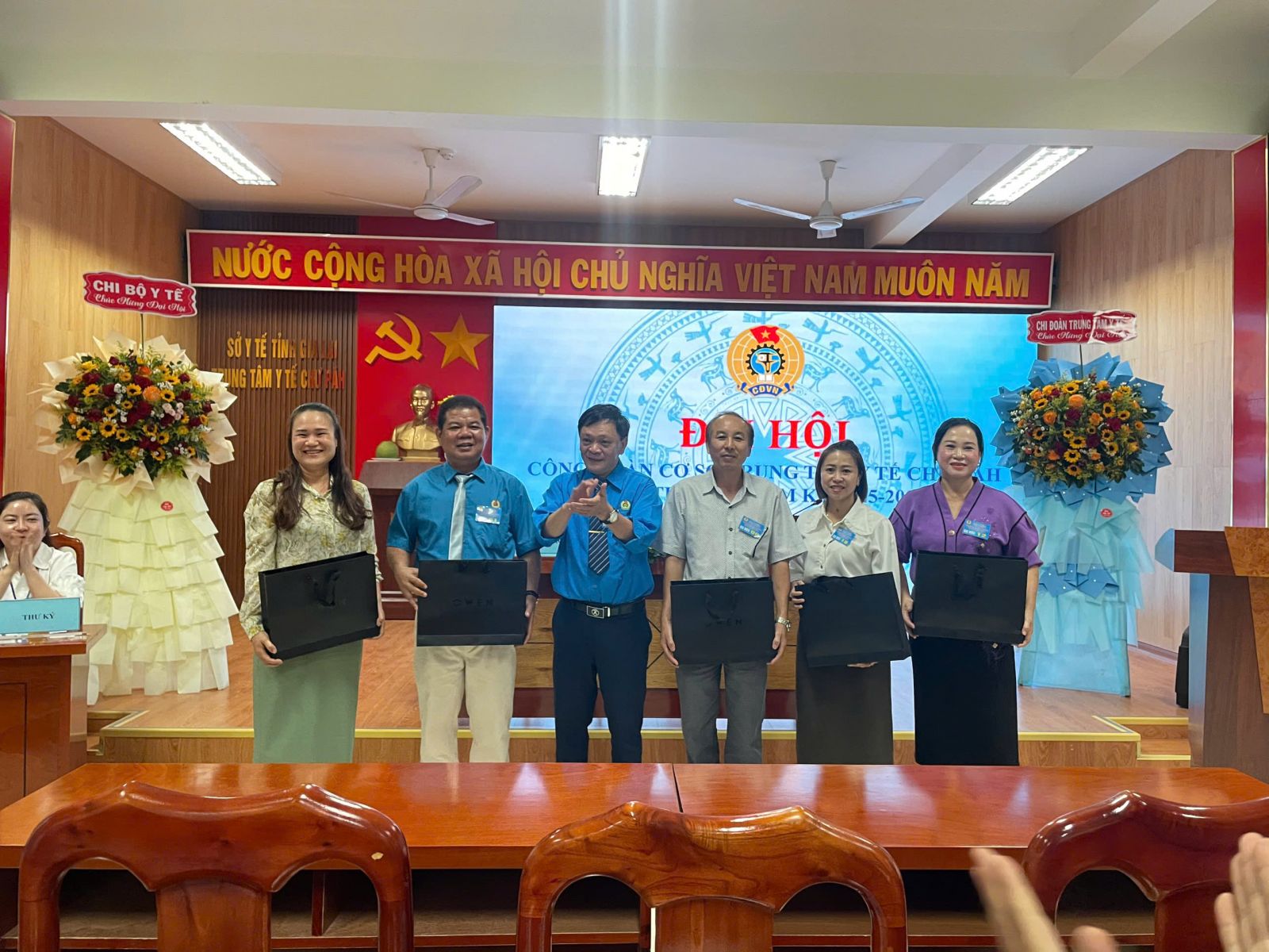 Tặng quà cho các đồng chí Ban chấp hành nhiệm kỳ trước không tái nhiệm.