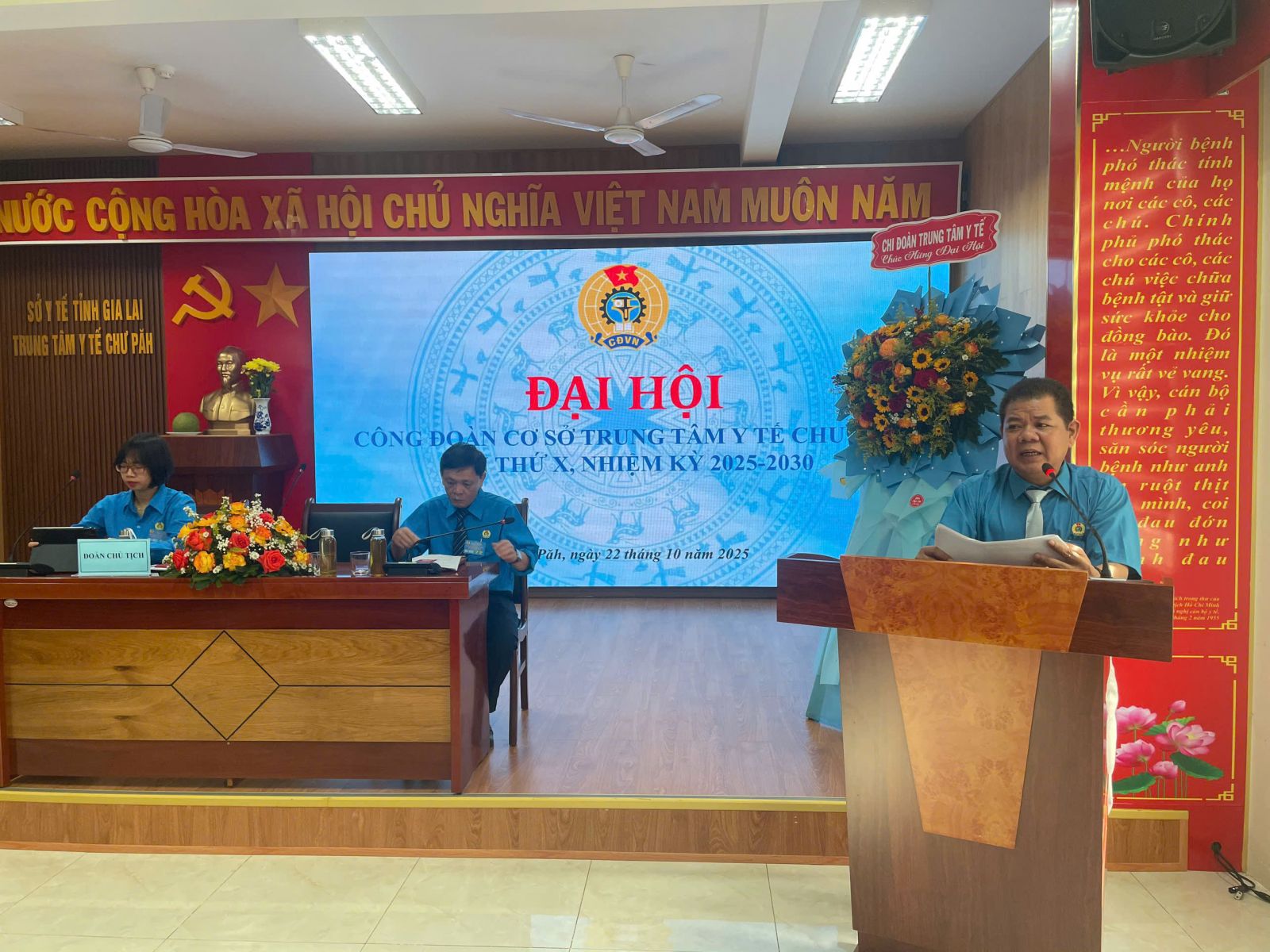 Đoàn Chủ tịch điều hành đại hội.