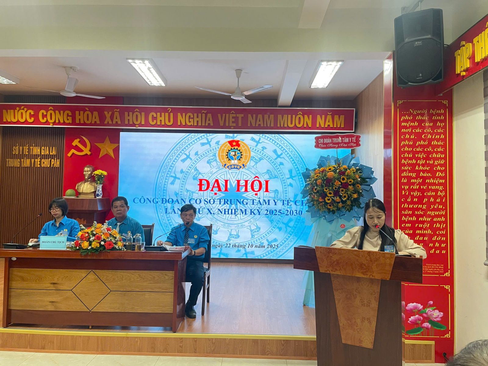 Đại diện tổ Thư ký Thông qua Nghị quyết đại hội.